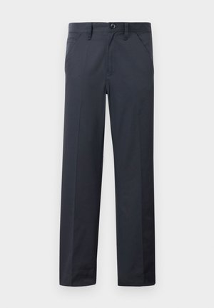 Pantalones rectos de color azul marino con bolsillos frontales, trabillas para cinturón y cierre de botón sobre un fondo blanco liso.