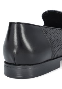 Czarny skórzany but z perforowanymi panelami, zaokrąglonym tyłem i teksturowaną podeszwą. Widoczne szwy po bokach. Gładkie wykończenie powierzchni.