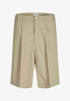 Beige knælange skræddersyede shorts med forreste knap og bæltestropper, med diskrete syninger og en enkelt forreste plissé på hvert ben.