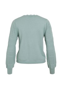 Lichtblauwe gebreide trui met textuur in diamant- en geribbelde patronen op de lange mouwen en een effen achterkant.