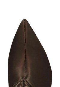 Chaussure brune à bout pointu en cuir lisse, avec une couture le long du bord et un design épuré et minimaliste.