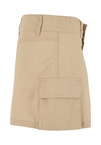 Jupe cargo beige avec passants pour ceinture et grande poche à rabat sur le côté, coupe droite, longueur genou, en tissu léger.