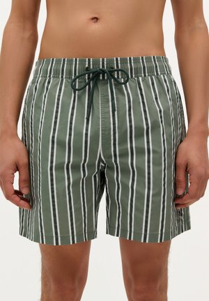 Pantaloni scurți de înot striped în verde măsliniu, cu dungi verticale albe și verzi închise. Aduc un tiv elastic cu șnur.