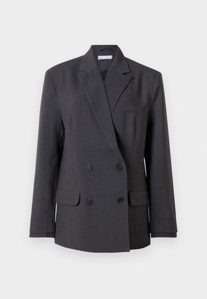 Mørk grå dobbelspent blazer med notched lapels, fire svarte knapper, to klafflommer og en brystlomme.