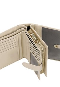 Portafoglio in pelle beige con più scomparti per carte, comparto con zip e chiusura a scatto. Presenta una texture liscia e hardware color oro.