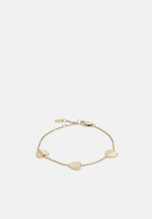 Armband in Goldton mit fünf abwechselnd herzförmigen Gliedern, von denen zwei mit Rillen strukturiert sind, an einer filigranen Kette mit einem Karabinerverschluss.