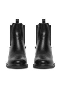 Czarne skórzane botki za kostkę z elastycznymi panelami bocznymi, okrągłym noskiem i pętlami do zakładania. Gładka tekstura z niskim obcasem i przeszyciami.