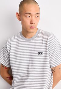 Obey Clothing ESTABLISHED WORKS EYES - Apdrukāts T-krekls - ash grey