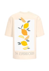 Lichtbeige t-shirt met een afbeelding van gele citroenen en bladeren met een sinaasappelstuk. De tekst eronder luidt "TA ESPERIDOEIDI."