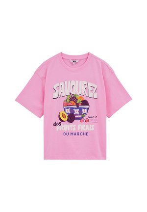 Roosa lühikeste varrukatega T-särk, millel on kausitäis värskeid puuvilju ja prantsuskeelne tekst, mis reklaamib värskeid turu puuvilju.