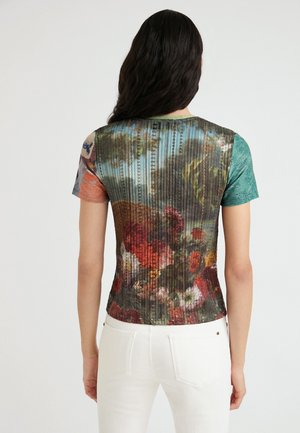 Top de manga corta con un estampado floral colorido, tela texturizada y diseño entallado. La parte trasera muestra detalles plisados y patrones multicolores.