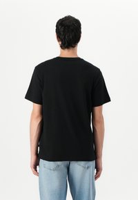 Guess Jeans SMALL LOGO TEE - Marškinėliai su spaudiniu - jet black