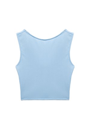 Top sin mangas de color azul claro, con una textura en la tela y un escote amplio y redondeado.