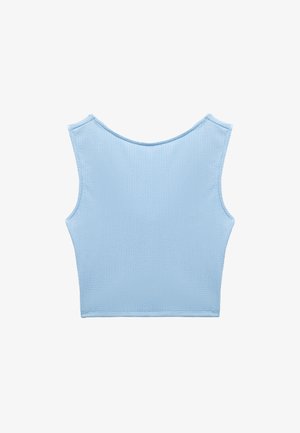 Top sin mangas de color azul claro, con una textura en la tela y un escote amplio y redondeado.