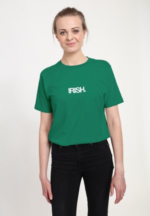 Grøn bomulds t-shirt med korte ærmer og rund hals, med ordet "IRISH." printet i hvidt, centreret på forsiden.