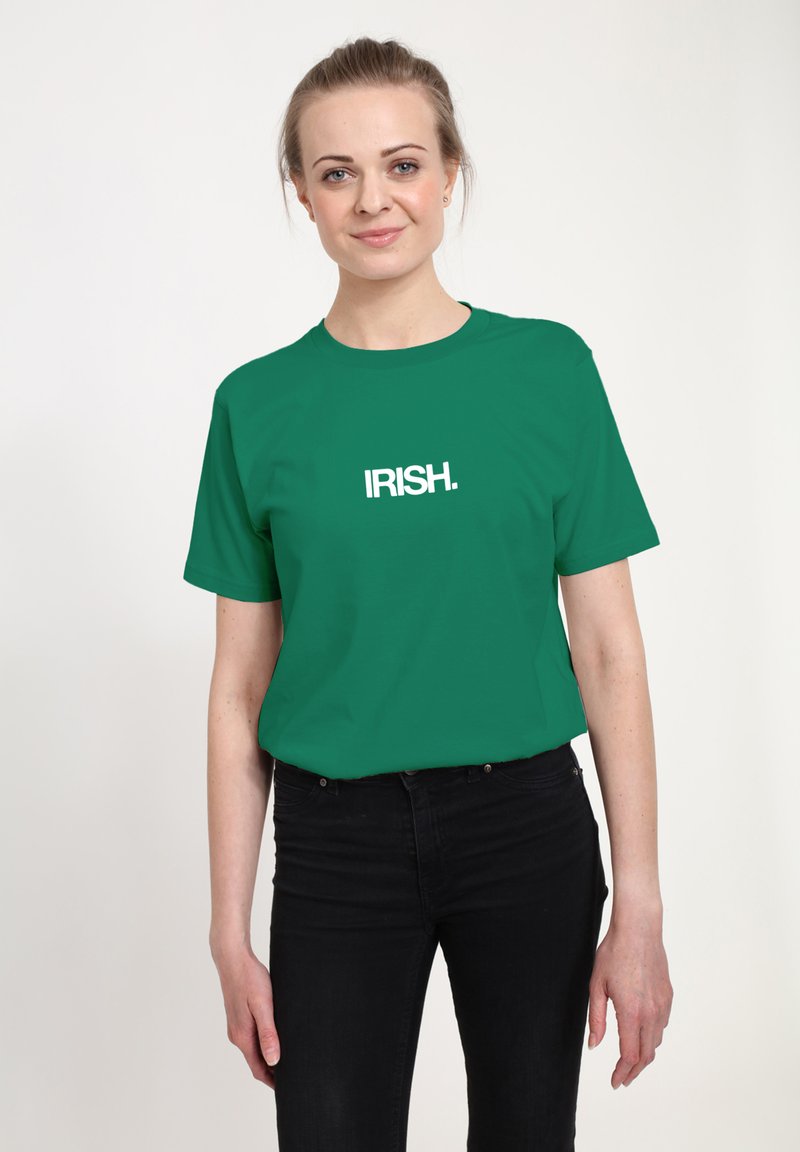 Zielony bawełniany t-shirt z krótkimi rękawami i okrągłym dekoltem, z białym napisem "IRISH." umieszczonym na środku przodu.