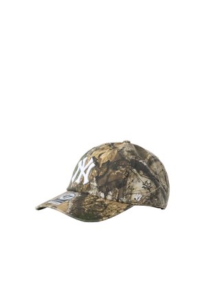 Pet met camouflagepatroon en wit New York Yankees-logo aan de voorkant, afgebeeld tegen een witte achtergrond.