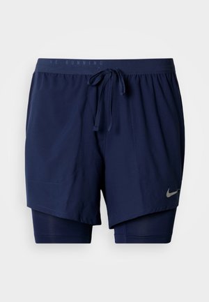 Pantaloncini da corsa blu navy con uno strato esterno e una fodera interna. Presentano una vita con coulisse, tasche laterali e un piccolo dettaglio logo argentato.