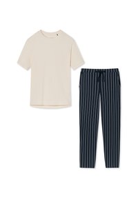 Beige kortärmad t-shirt i bomull bredvid marint blå randiga byxor med dragsko och sidfickor. Strukturerad tyg med vertikala ränder.
