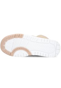 Tan en witte sneakerzool met een getextureerd rubberen gripoppervlak, voorzien van een verhoogd patroon en een reliëf merklogo in het hielgebied.