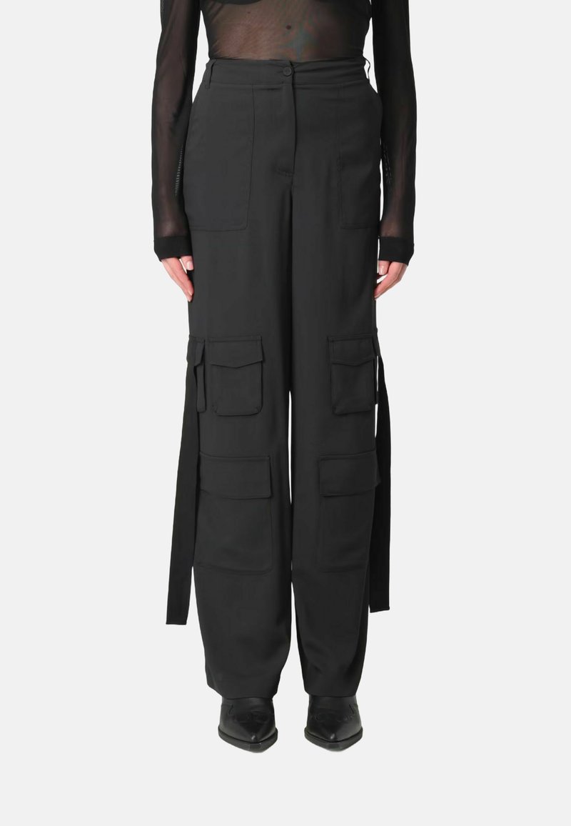 Pantaloni cargo neri con vestibilità ampia, molteplici tasche applicate e lacci laterali; realizzati in un tessuto resistente con una consistenza liscia.