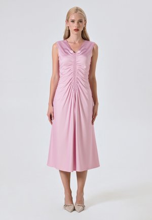 Ärmelloses pinkes Kleid mit Raffung vorne, V-Ausschnitt und knielangem Saum. Glattes Material und ein subtiler Schlitz heben das Design hervor.