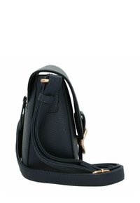 Borsa a tracolla in pelle nera texturizzata con tracolla regolabile e hardware in tonalità oro, mostrata di lato su uno sfondo bianco.