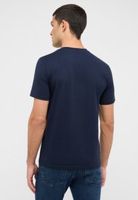 Granatowy obcisły t-shirt z krótkim rękawem wykonany z miękkiego materiału, z okrągłym dekoltem i gładką fakturą. Widok od tyłu ukazuje subtelne detale szwów.