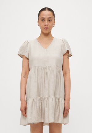 Rochie bej deschis cu decolteu în V, mâneci scurte tip puff și fustă în mai multe straturi, evazată, cu o textură șifonată. Design minimalist fără modele.