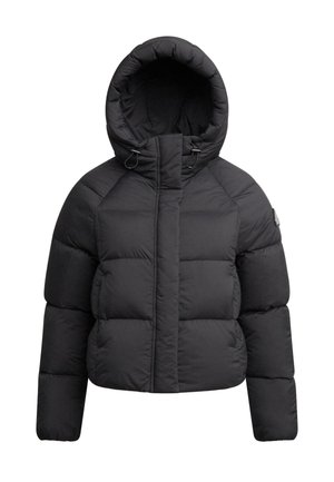 Giacca puffer nera imbottita con un grande cappuccio, maniche lunghe e zip frontale coperta da una patta.