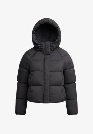 Giacca puffer nera imbottita con un grande cappuccio, maniche lunghe e zip frontale coperta da una patta.