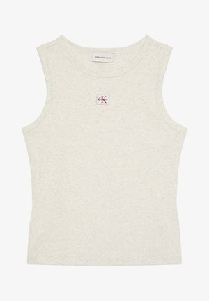 Ærmeløs, lysebeige ribstrikket tanktop med Calvin Klein Jeans-mærke inde i kraven og lille CK-logo på en lap centreret under halsudskæringen.