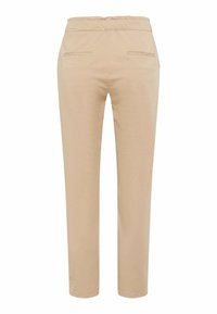 Beige elastische taillebandbroek met een rechte pijp. Voorzien van twee achterzakken en een gladde, lichte stof. 
