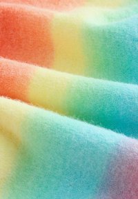 Forro polar suave con gradientes en tonos pastel: naranja, amarillo, verde y azul. Textura con superficie difusa, ideal para brindar calor y comodidad.