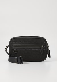 Schwarze Crossbody-Tasche aus strukturiertem synthetischem Material, mit zwei Reißverschlussfächern und einem abnehmbaren Gurt mit verstellbarem Abschnitt.
