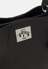 Sort struktureret håndtaske med en sølvmetalisk lås. Overfladen viser et subtilt mønster og en glat finish.