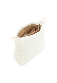 Hvid plisseret clutch-taske med en glat overflade, guldfarvede detaljer og en enkelt lynlåsåbning, der afslører et beige interiør med lommer.