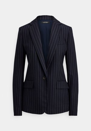 Marineblauwe blazer met één knoop, dunne witte krijtstrepen, steekrevers, twee klepzakken aan de voorkant en een borstzak met bies.