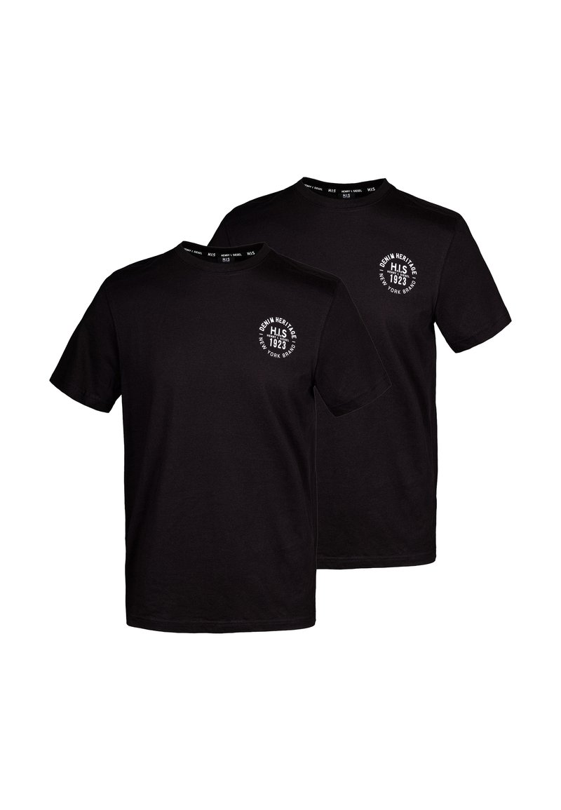 T-shirt nera, maniche corte, collo rotondo, con un logo rotondo sul lato sinistro del petto; in morbido cotone, vestibilità leggermente comoda.