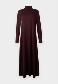 Robe longue bordeaux à manches longues avec un col haut, faite de tissu lisse, présentant une coupe ample et droite, atteignant la longueur mi-mollet.