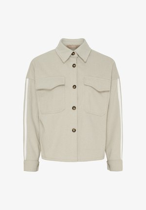 Lys beige hørjakke i fiskebensmønster med spidse krave, to forlommer, brune knapper og hvide lodrette striber langs ærmerne.