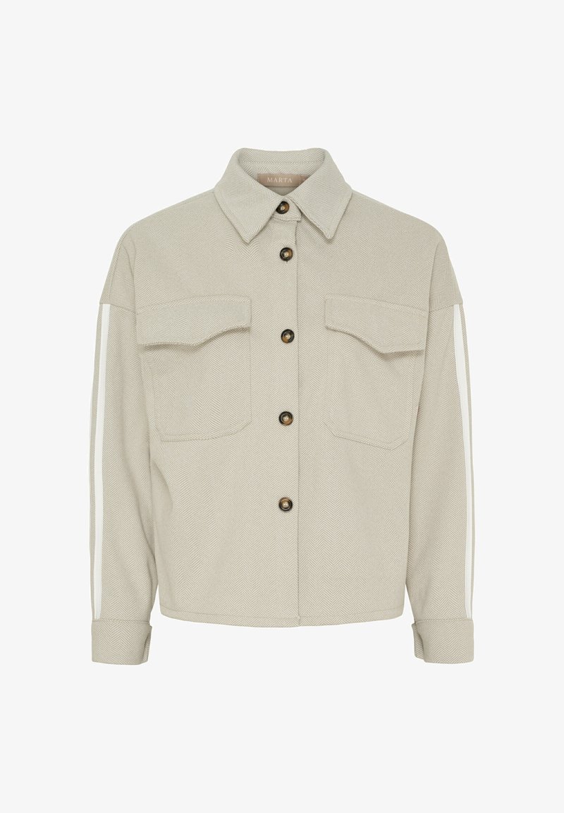 Lys beige hørjakke i fiskebensmønster med spidse krave, to forlommer, brune knapper og hvide lodrette striber langs ærmerne.