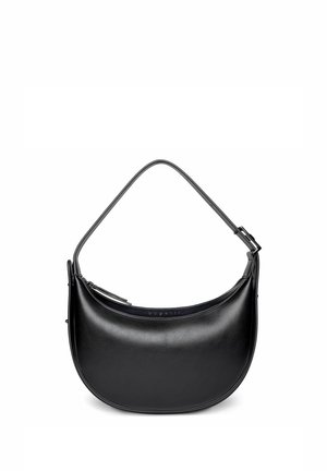 Bolso de hombro de cuero negro en forma de media luna con correa ajustable y cierre superior con cremallera.