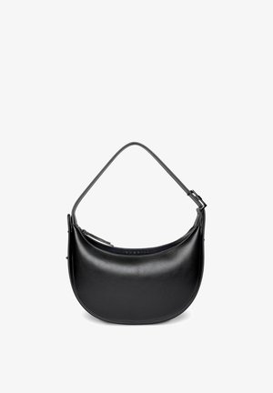 Sac d'épaule en cuir noir en forme de croissant avec sangle ajustable et fermeture éclair supérieure.