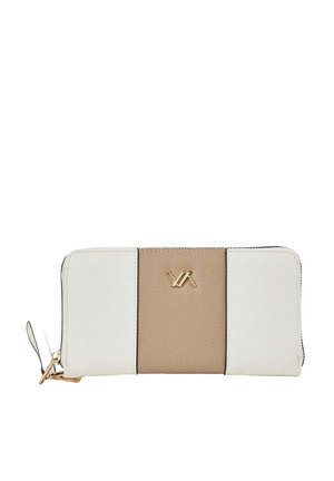 Cartera con panel central beige y dos paneles laterales blancos, cremallera dorada y pequeño logo dorado en el centro delantero.