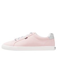 Rosa canvas sneakers med en vit gummisula, silverfärgad hälsaccent och vita snörningar. Har logodetalj på sidan och texturerad ovandel.