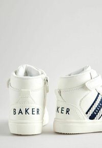 Weiße hohe Sneaker mit navyblauen Akzenten. Zu den Merkmalen gehören eine glatte Textur, ein Klettverschluss und das Wort "BAKER", das auf der Rückseite aufgedruckt ist.