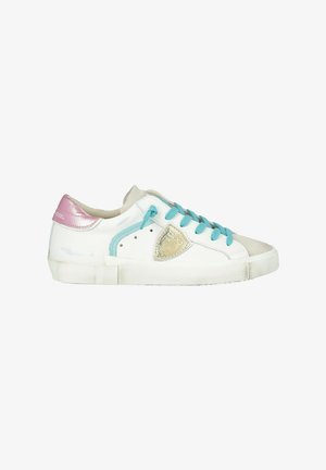 Witte sneaker met turquoise veters en zijaccenten, gouden logodetail, roze metallic hiel, suède neuskap en gestructureerde rubberen zool.