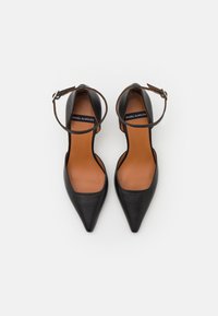 ÁNGEL ALARCÓN Pumps - black