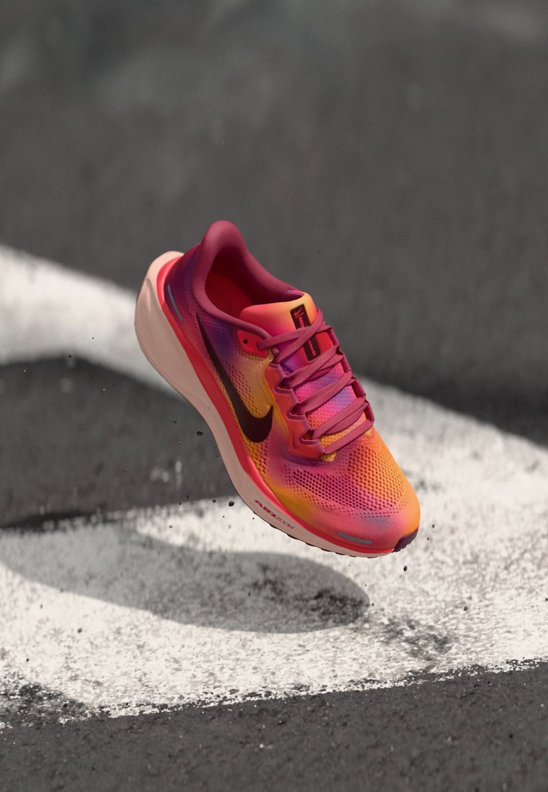 Nike Performance AIR ZOOM PEGASUS 41 SE - Hardloopschoenen voor op de weg - ember glow/bordeaux/washed coral/sweet beet